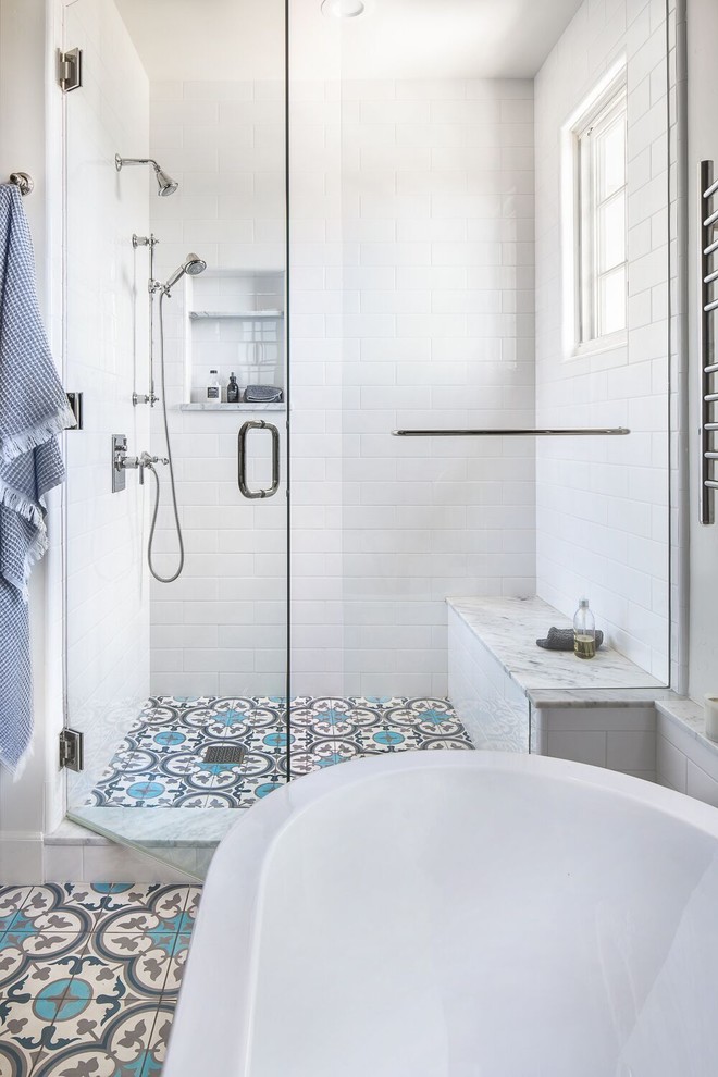 Источник вдохновения для домашнего уюта: ванная комната в морском стиле с фасадами в стиле шейкер, светлыми деревянными фасадами, отдельно стоящей ванной, душем в нише, синей плиткой, цементной плиткой, полом из мозаичной плитки, врезной раковиной, мраморной столешницей, синим полом, душем с распашными дверями и серой столешницей