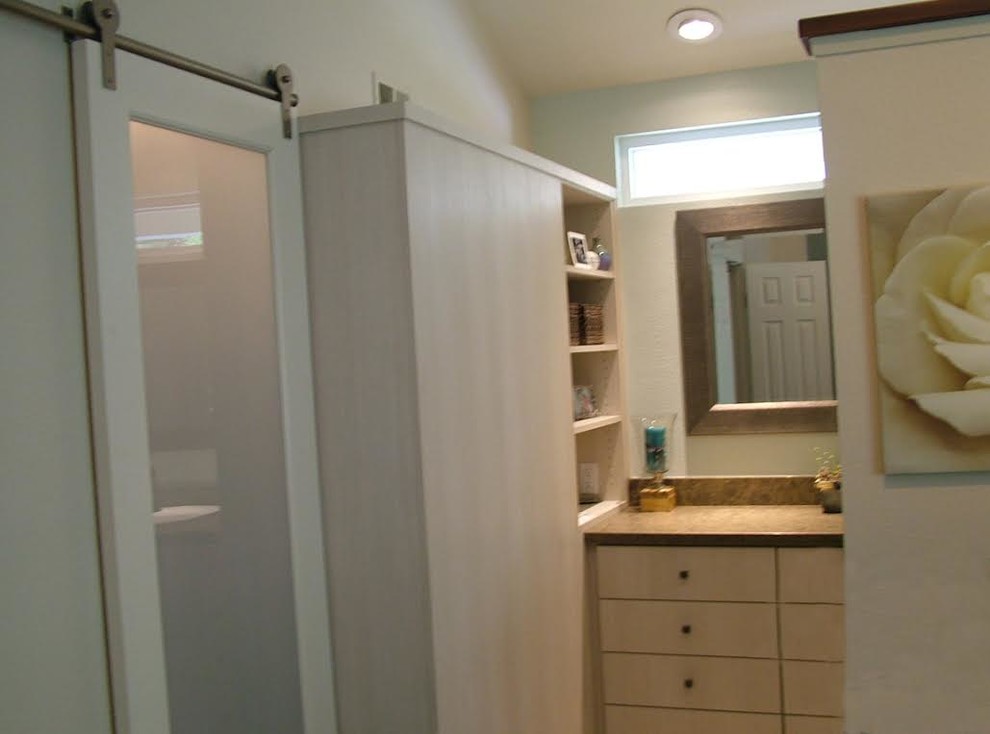 Kleines Modernes Badezimmer En Suite mit flächenbündigen Schrankfronten und hellen Holzschränken in San Diego