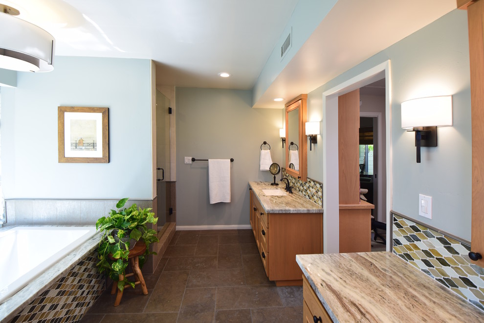 Amerikansk inredning av ett mellanstort en-suite badrum, med skåp i shakerstil, skåp i mellenmörkt trä, ett platsbyggt badkar, en dusch i en alkov, grön kakel, keramikplattor, gröna väggar, kalkstensgolv, ett undermonterad handfat, granitbänkskiva och dusch med gångjärnsdörr