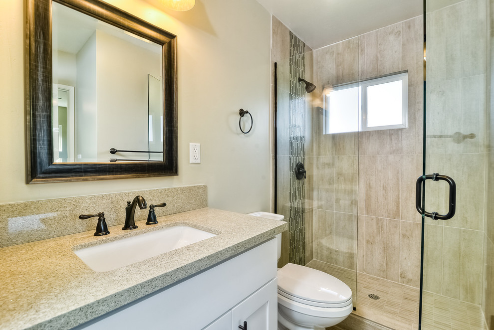 Diseño de cuarto de baño tradicional pequeño con lavabo bajoencimera, armarios estilo shaker, puertas de armario blancas, encimera de cuarcita, ducha empotrada, baldosas y/o azulejos beige y paredes verdes