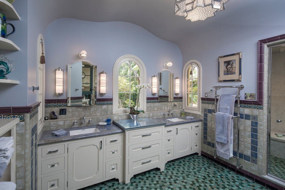На фото: ванная комната в морском стиле с фасадами с утопленной филенкой, белыми фасадами, отдельно стоящей ванной, унитазом-моноблоком, синей плиткой, керамической плиткой, синими стенами, полом из мозаичной плитки, врезной раковиной, столешницей из цинка и душевой кабиной с