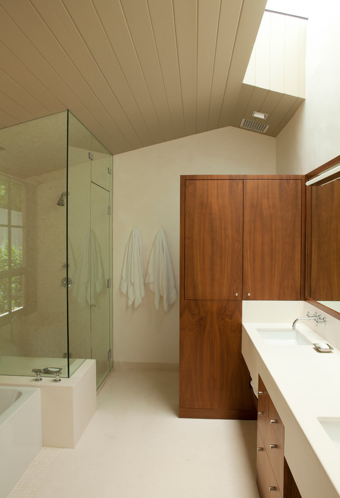 Modernes Badezimmer mit Duschnische und weißer Wandfarbe in Los Angeles