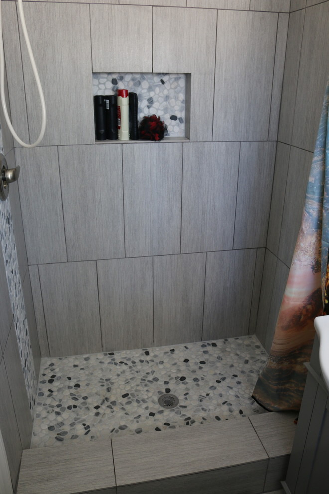 Mittelgroßes Modernes Badezimmer En Suite mit Schrankfronten im Shaker-Stil, Einbaubadewanne, offener Dusche, Toilette mit Aufsatzspülkasten, beigen Fliesen, Steinfliesen, Keramikboden und Aufsatzwaschbecken in San Diego