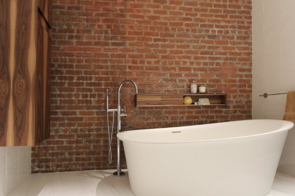 Mittelgroßes Klassisches Badezimmer En Suite mit freistehender Badewanne, braunen Fliesen, roten Fliesen, brauner Wandfarbe, Vinylboden und weißem Boden in New York
