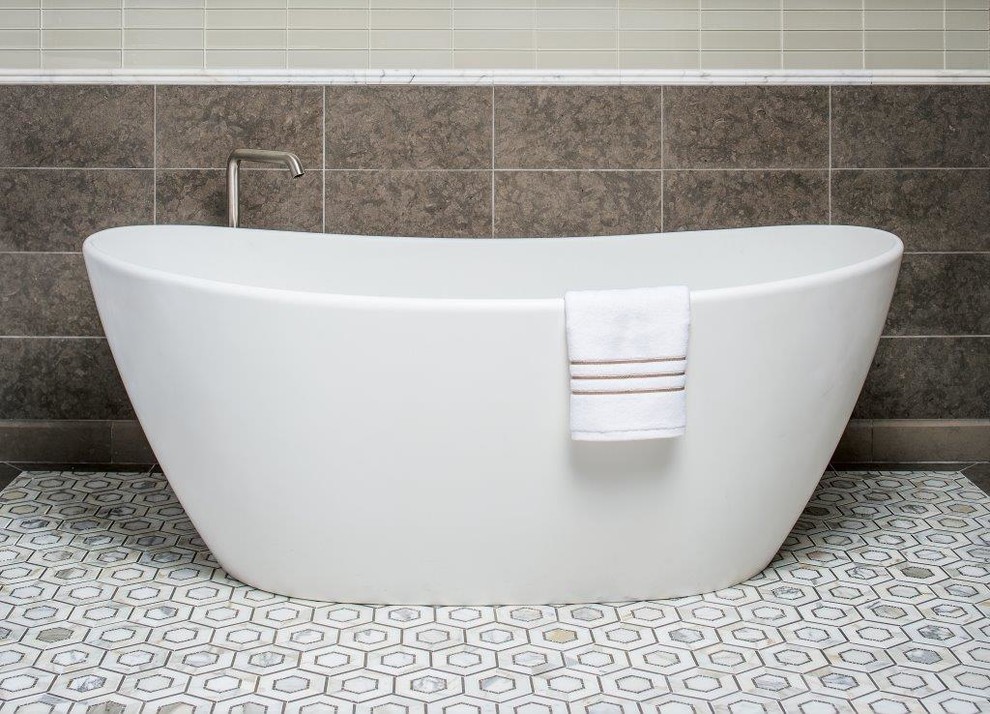 Mittelgroßes Klassisches Duschbad mit freistehender Badewanne, beigen Fliesen, braunen Fliesen, Keramikfliesen, Marmorboden und weißem Boden in New York
