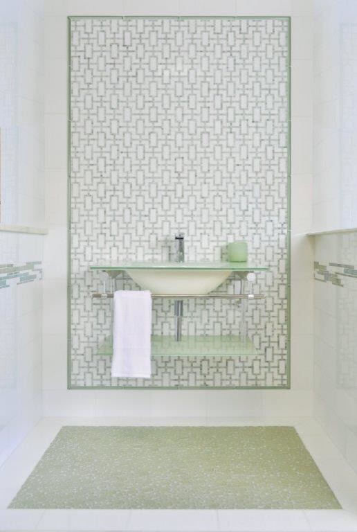 Idee per una stanza da bagno con doccia chic di medie dimensioni con nessun'anta, piastrelle verdi, piastrelle bianche, piastrelle in pietra, pareti bianche, pavimento con piastrelle in ceramica, lavabo sospeso e pavimento bianco