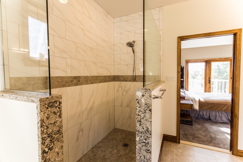 Inspiration för ett mellanstort amerikanskt en-suite badrum, med släta luckor, ett fristående badkar, en öppen dusch, vit kakel, porslinskakel, bänkskiva i kvarts och med dusch som är öppen