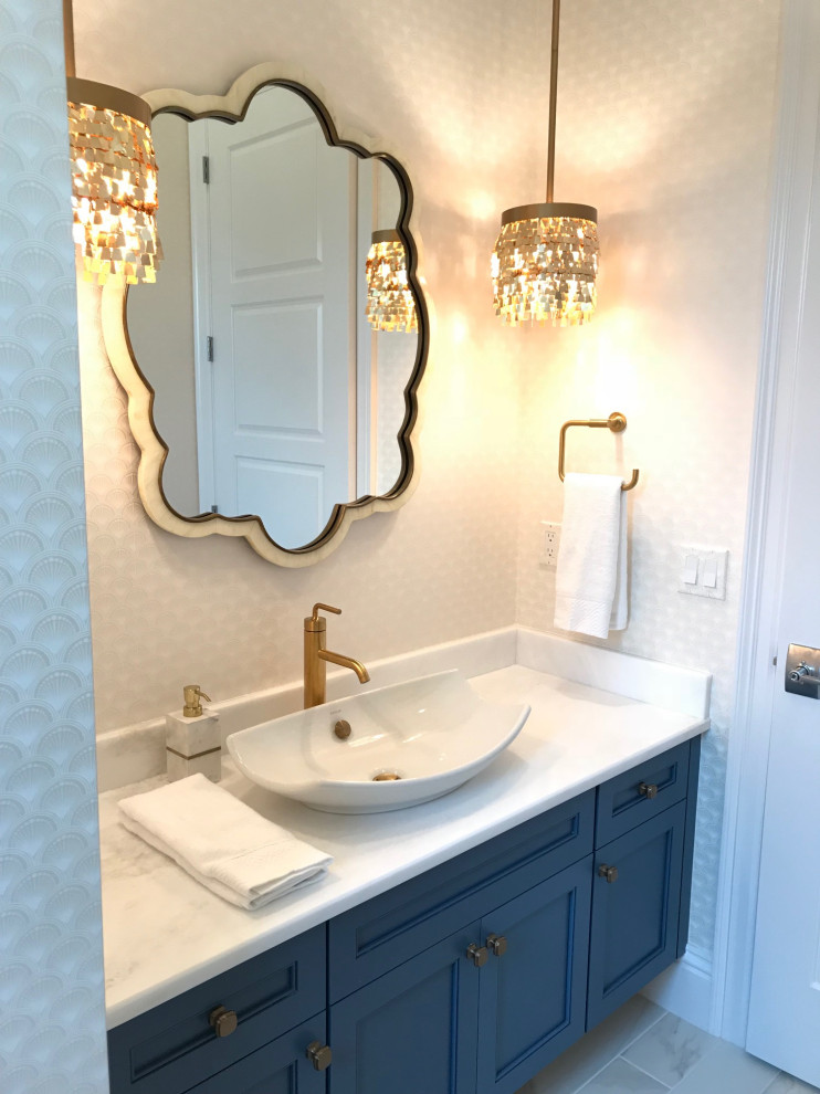 Idéer för att renovera ett litet maritimt vit vitt badrum med dusch, med luckor med infälld panel, blå skåp, vita väggar, klinkergolv i keramik, ett konsol handfat, granitbänkskiva och grått golv