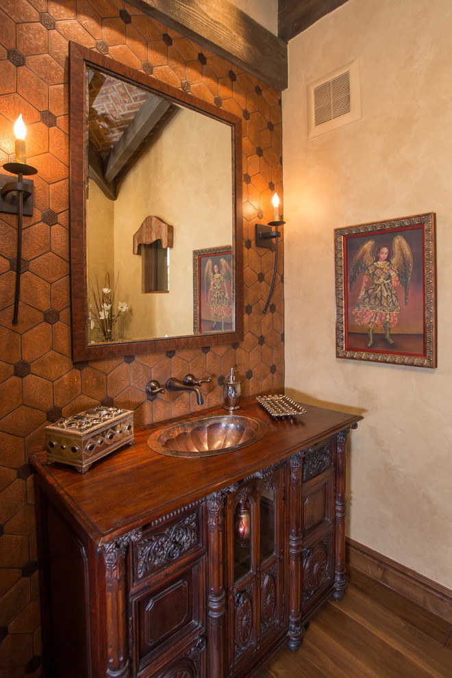 Foto på ett stort amerikanskt badrum med dusch, med möbel-liknande, skåp i mörkt trä, beige väggar, mörkt trägolv, ett nedsänkt handfat, träbänkskiva och brunt golv