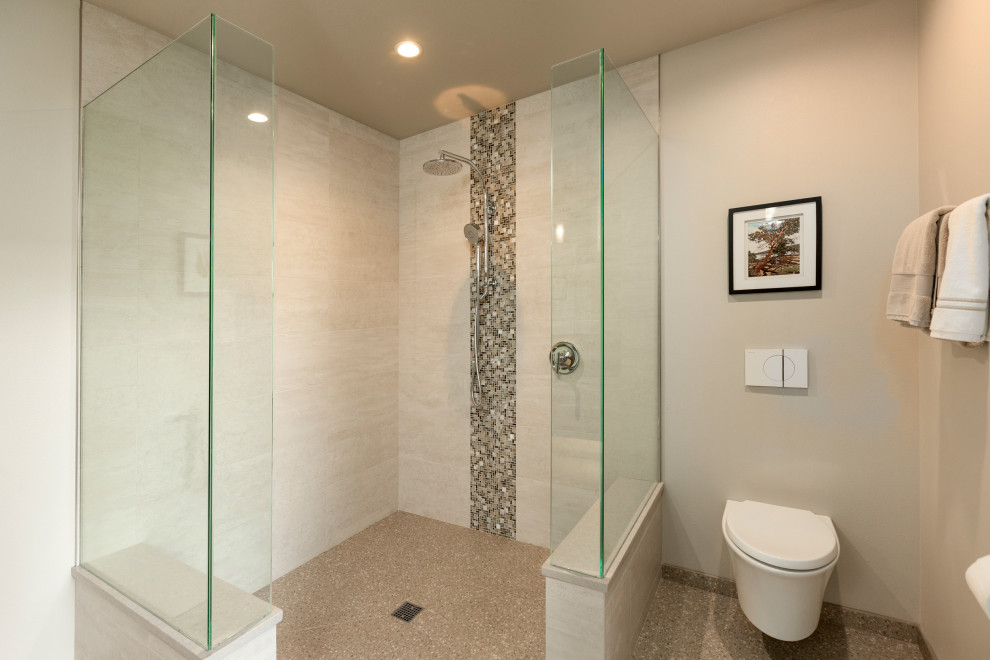 Idéer för mellanstora retro vitt en-suite badrum, med släta luckor, skåp i mellenmörkt trä, en hörndusch, en vägghängd toalettstol, flerfärgad kakel, glaskakel, vita väggar, kalkstensgolv, ett undermonterad handfat, bänkskiva i kvarts, flerfärgat golv och med dusch som är öppen