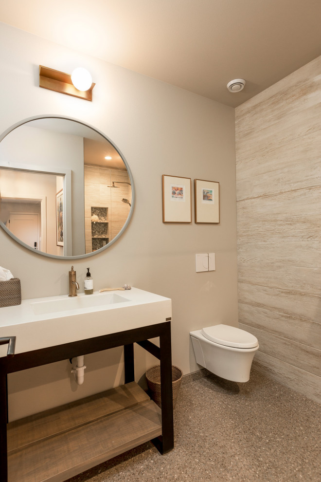 Idéer för att renovera ett litet 60 tals vit vitt badrum med dusch, med skåp i mörkt trä, en dusch i en alkov, en vägghängd toalettstol, flerfärgad kakel, keramikplattor, vita väggar, kalkstensgolv, ett integrerad handfat, bänkskiva i kvarts, flerfärgat golv och dusch med gångjärnsdörr