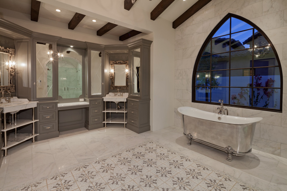 Идея дизайна: ванная комната в средиземноморском стиле с консольной раковиной