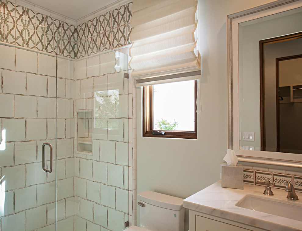 На фото: ванная комната среднего размера в стиле неоклассика (современная классика) с плоскими фасадами, белыми фасадами, угловым душем, унитазом-моноблоком, паркетным полом среднего тона, душевой кабиной и врезной раковиной