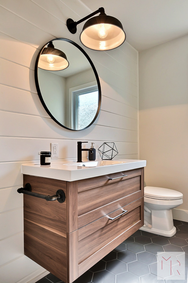 Exemple d'une salle de bain montagne en bois brun de taille moyenne avec un placard à porte shaker, un mur blanc, un sol en carrelage de céramique et un sol gris.