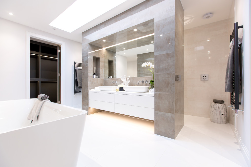 Пример оригинального дизайна: большая главная ванная комната в современном стиле с отдельно стоящей ванной, коричневой плиткой, полом из керамогранита, белым полом, плоскими фасадами, белыми фасадами, настольной раковиной, душем с распашными дверями, белыми стенами и зеркалом с подсветкой