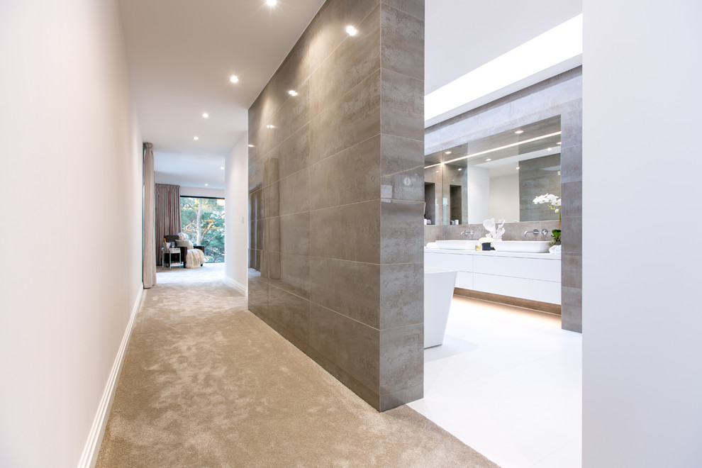 Esempio di una stanza da bagno design con vasca freestanding, piastrelle marroni e pavimento bianco