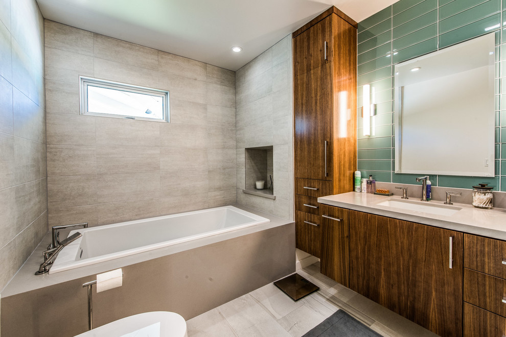 Diseño de cuarto de baño contemporáneo con bañera encastrada, baldosas y/o azulejos blancos y paredes blancas