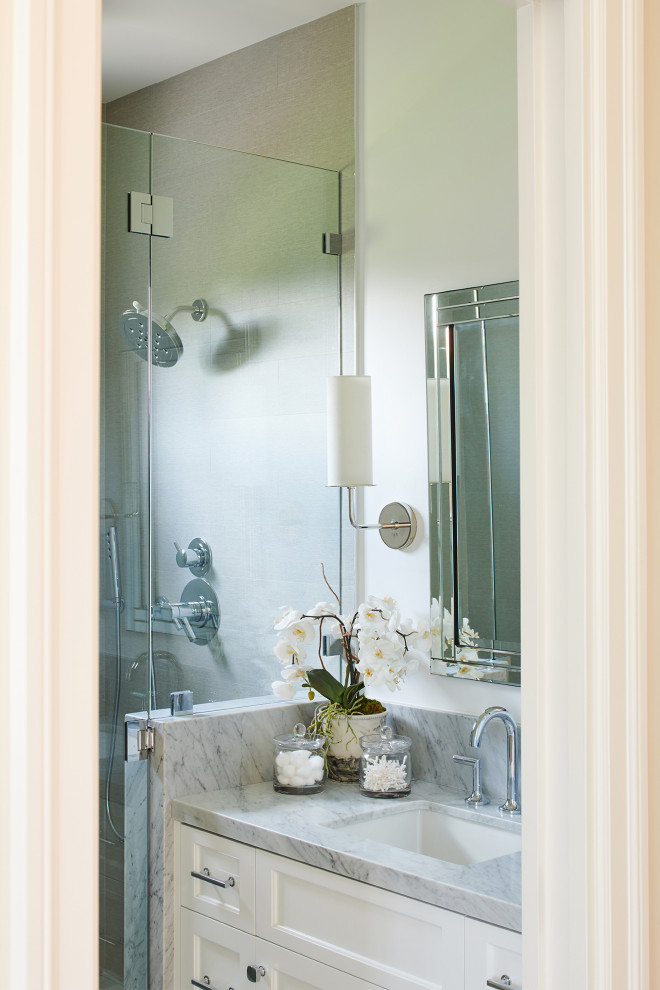 Пример оригинального дизайна: ванная комната в стиле неоклассика (современная классика) с фасадами в стиле шейкер, белыми фасадами, белой плиткой, врезной раковиной и столешницей из искусственного кварца