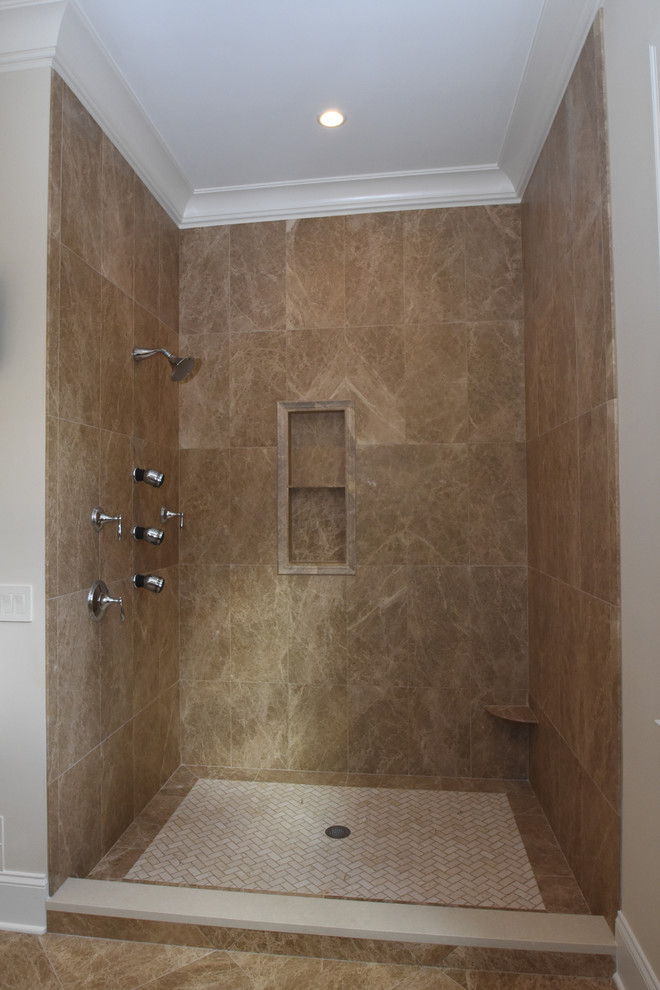 Пример оригинального дизайна: большая главная ванная комната в классическом стиле с фасадами с выступающей филенкой, белыми фасадами, отдельно стоящей ванной, открытым душем, унитазом-моноблоком, бежевой плиткой, белой плиткой, керамической плиткой, бежевыми стенами, полом из керамической плитки, накладной раковиной и столешницей из искусственного камня