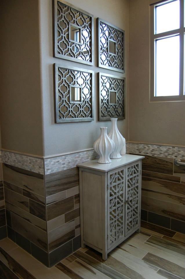Klassisches Badezimmer mit beigen Fliesen, braunen Fliesen, Porzellanfliesen, beiger Wandfarbe und Porzellan-Bodenfliesen in Los Angeles