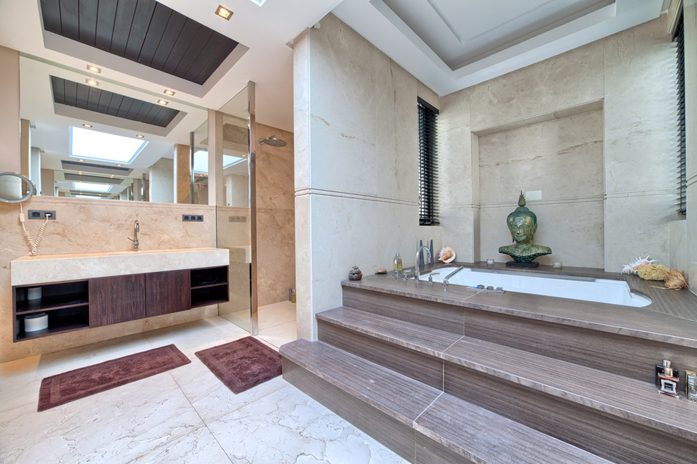 Пример оригинального дизайна: ванная комната в восточном стиле с гидромассажной ванной