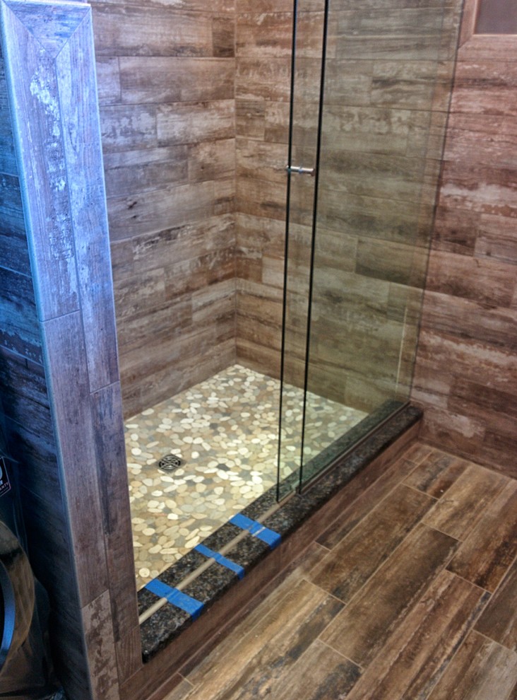 Esempio di una stanza da bagno rustica con doccia aperta, piastrelle beige, piastrelle in gres porcellanato, pareti grigie e pavimento in gres porcellanato