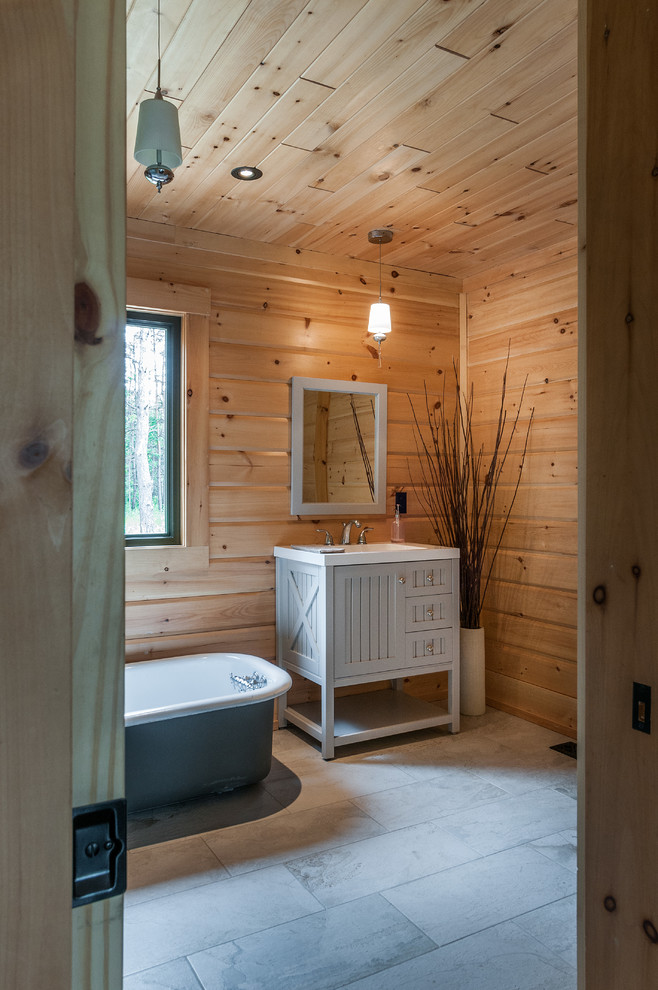 Стильный дизайн: большая ванная комната в стиле рустика с коричневыми стенами и полом из керамогранита - последний тренд