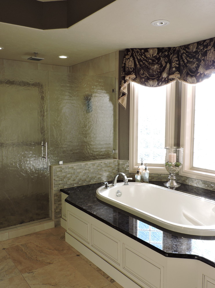 Idéer för stora funkis en-suite badrum, med vita skåp, ett platsbyggt badkar, en hörndusch och glasskiva