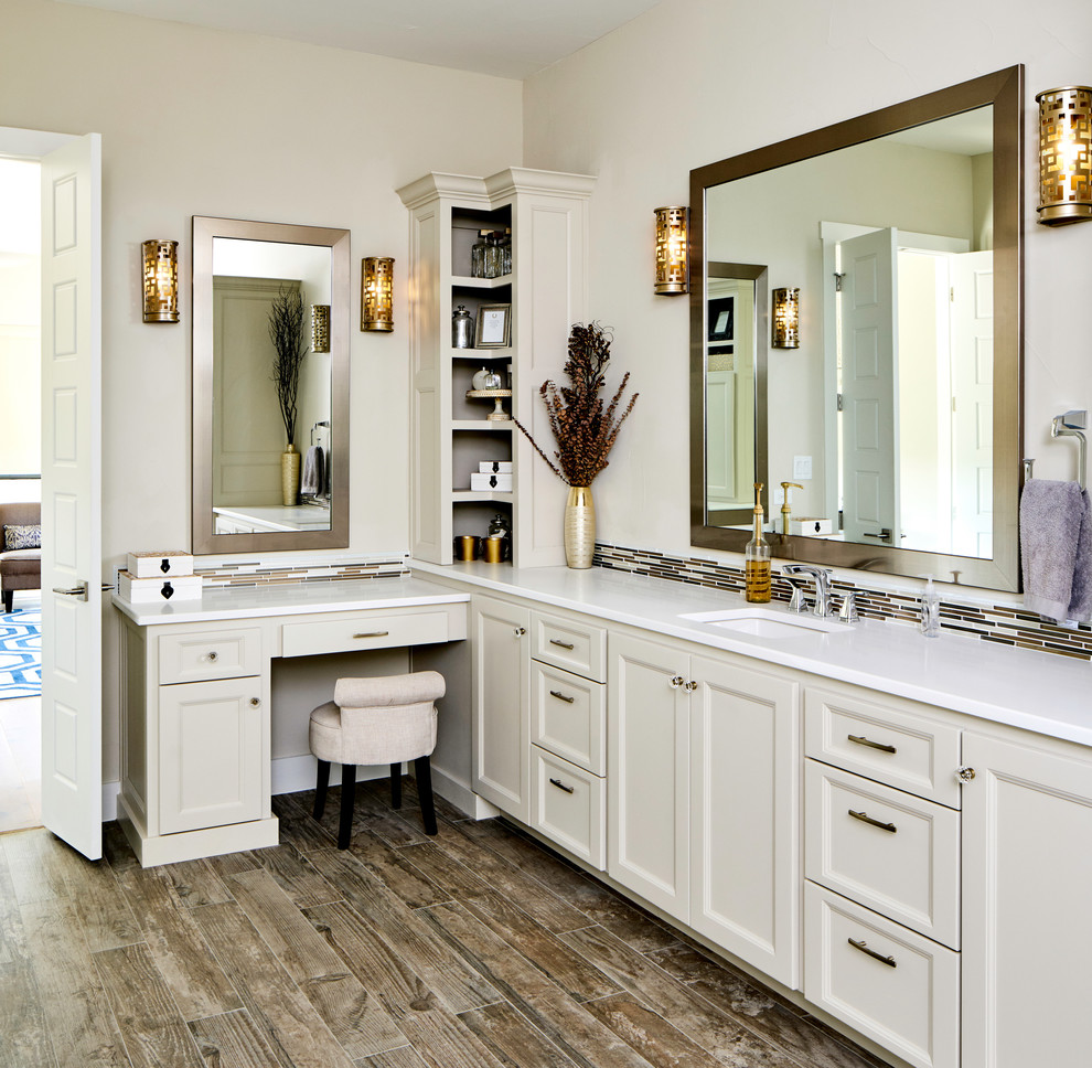 Стильный дизайн: главная ванная комната в стиле неоклассика (современная классика) с фасадами с утопленной филенкой, бежевыми фасадами, разноцветной плиткой, удлиненной плиткой, бежевыми стенами, врезной раковиной, коричневым полом и белой столешницей - последний тренд