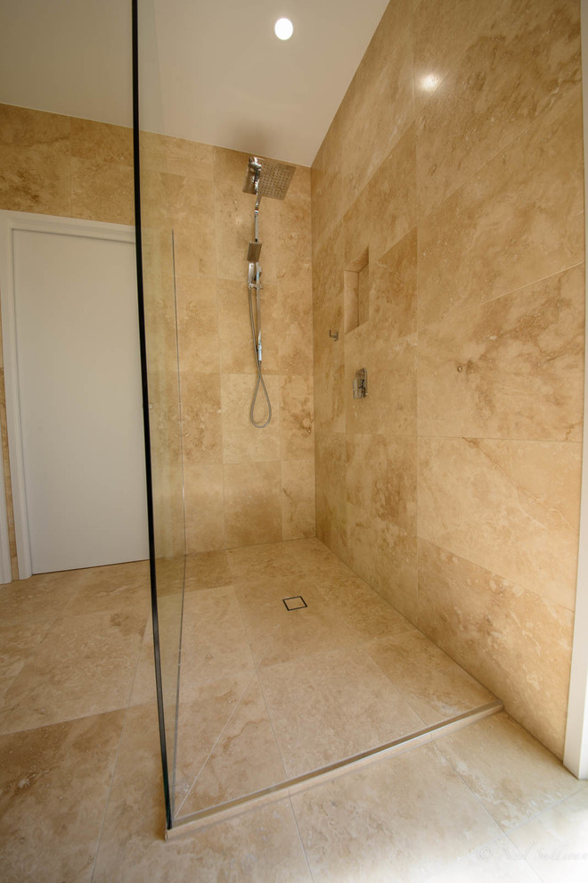 Exempel på ett litet maritimt badrum, med en hörndusch, travertinkakel, travertin golv och med dusch som är öppen