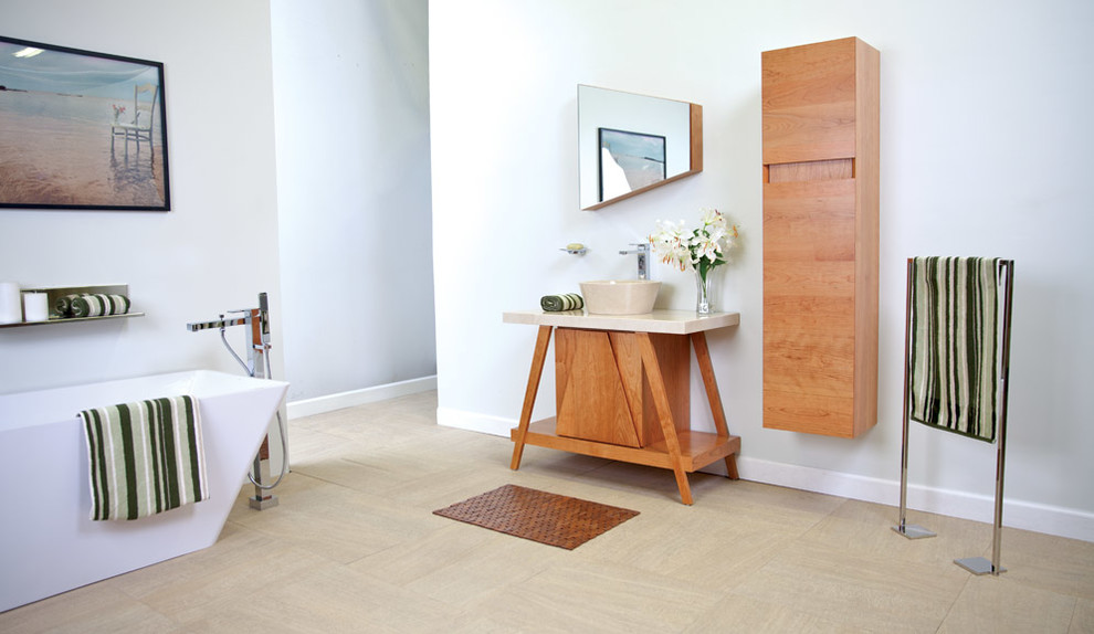 Exempel på ett stort nordiskt beige beige en-suite badrum, med ett fristående badkar, grå väggar, klinkergolv i porslin, ett fristående handfat, bänkskiva i kvarts och beiget golv