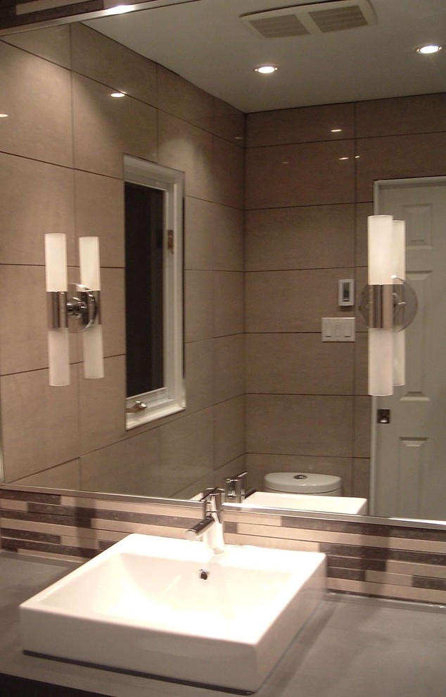 This is an example of a modern bathroom in Montreal.