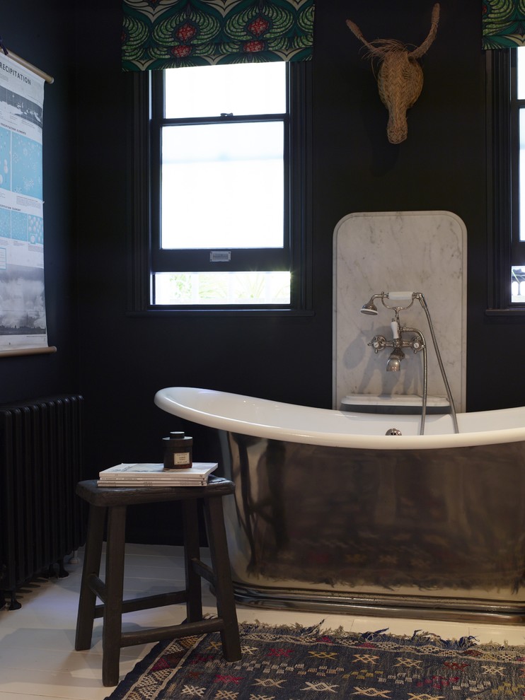 Idée de décoration pour une salle de bain vintage de taille moyenne pour enfant avec une baignoire indépendante, un mur noir, parquet peint et un sol blanc.