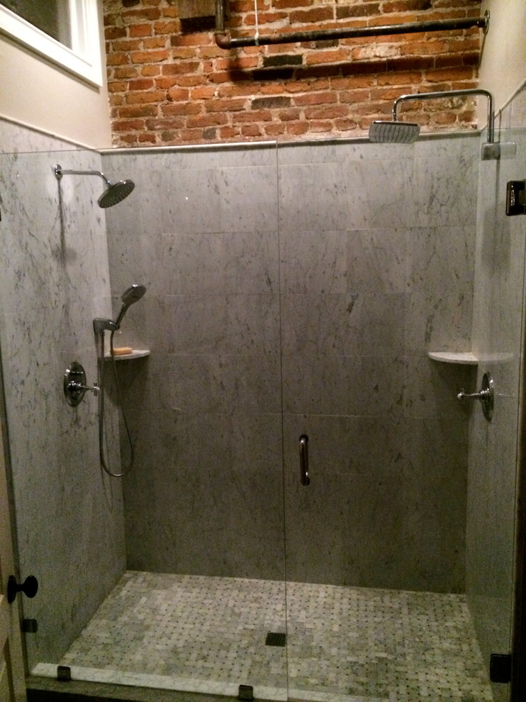 Aménagement d'une salle de bain classique en bois clair de taille moyenne avec un lavabo encastré, un placard à porte shaker, un plan de toilette en marbre, une douche double, WC à poser, un carrelage gris, des carreaux de porcelaine et un mur beige.