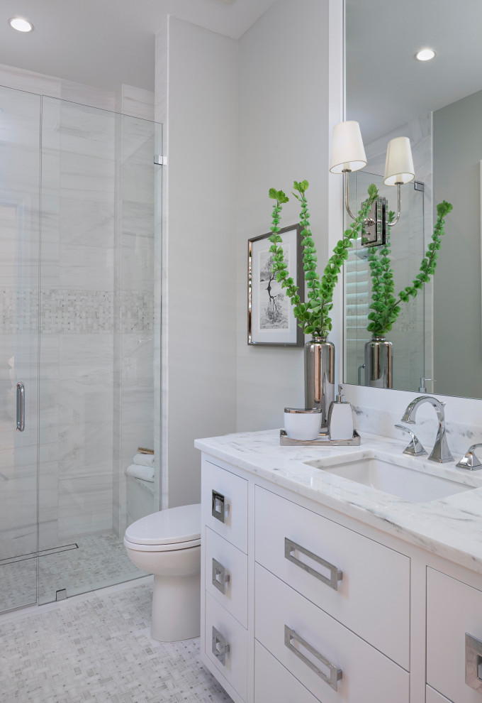 マイアミにある地中海スタイルのおしゃれなバスルーム (浴槽なし) (白いキャビネット、アルコーブ型シャワー、開き戸のシャワー、洗面台1つ、造り付け洗面台) の写真