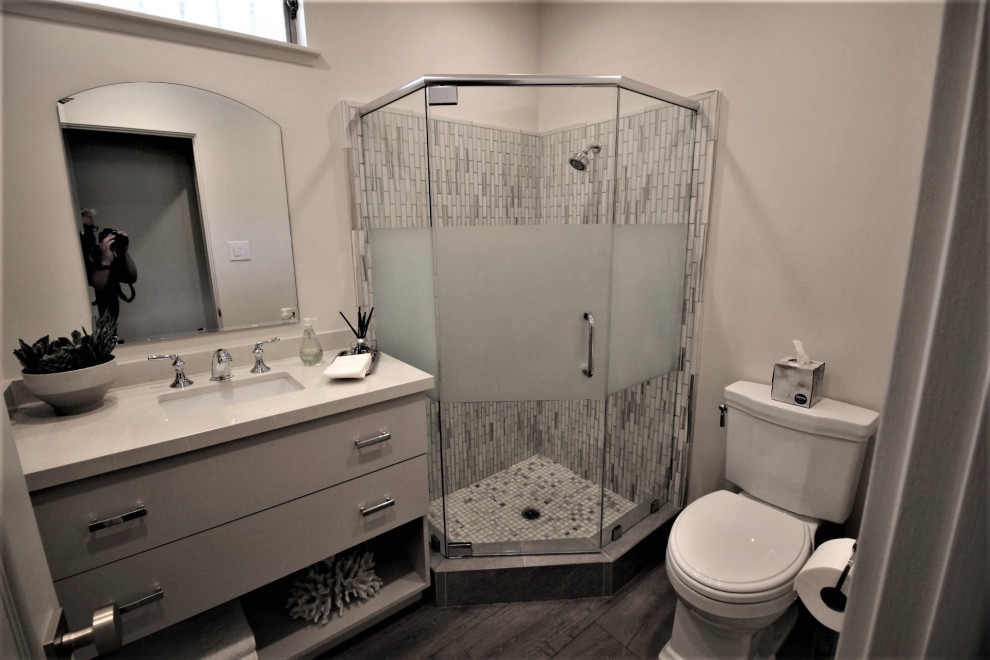ロサンゼルスにある小さなコンテンポラリースタイルのおしゃれなバスルーム (浴槽なし) (フラットパネル扉のキャビネット、ベージュのキャビネット、コーナー設置型シャワー、分離型トイレ、マルチカラーのタイル、磁器タイル、ベージュの壁、濃色無垢フローリング、アンダーカウンター洗面器、クオーツストーンの洗面台、茶色い床、開き戸のシャワー、ベージュのカウンター、洗面台1つ、造り付け洗面台) の写真