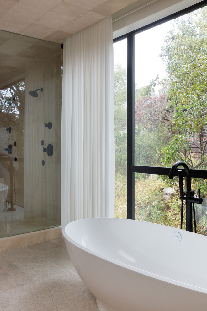 Inspiration för stora moderna vitt en-suite badrum, med ett fristående badkar, en dubbeldusch, beige kakel, kakelplattor, beige väggar, kalkstensgolv, bänkskiva i kvartsit, beiget golv och dusch med gångjärnsdörr