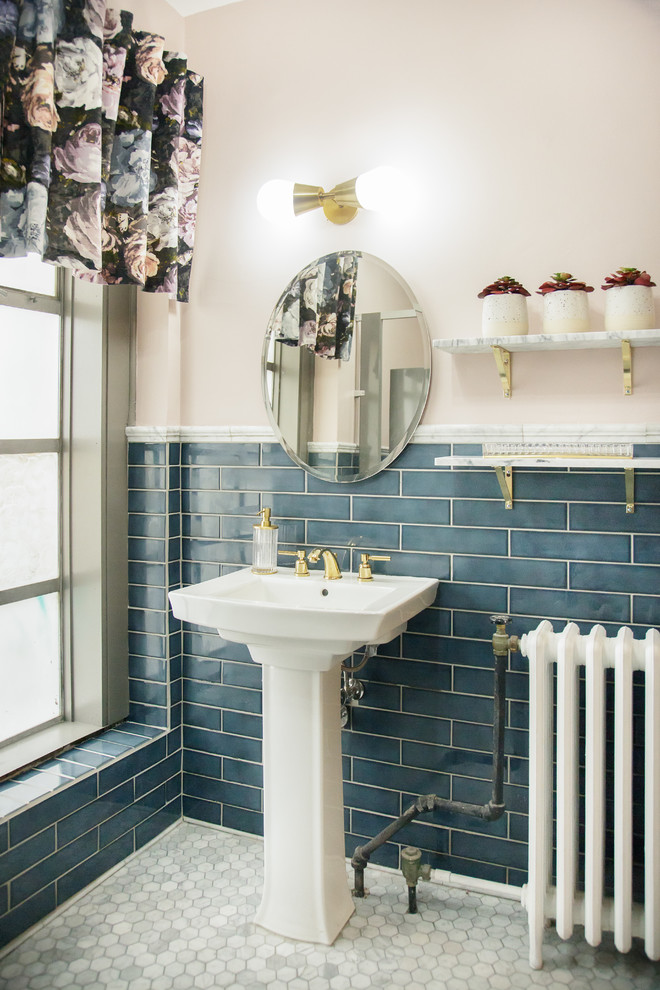 デンバーにある小さなトラディショナルスタイルのおしゃれな浴室 (青いタイル、ピンクの壁、モザイクタイル、ペデスタルシンク、白い床、磁器タイル) の写真