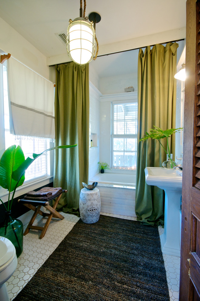 Пример оригинального дизайна: ванная комната в морском стиле с раковиной с пьедесталом и ванной в нише