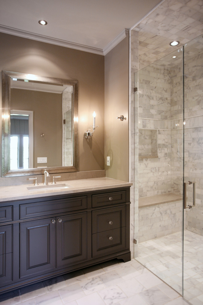 Ejemplo de cuarto de baño tradicional con encimera de piedra caliza, ducha a ras de suelo, baldosas y/o azulejos blancos y suelo de mármol