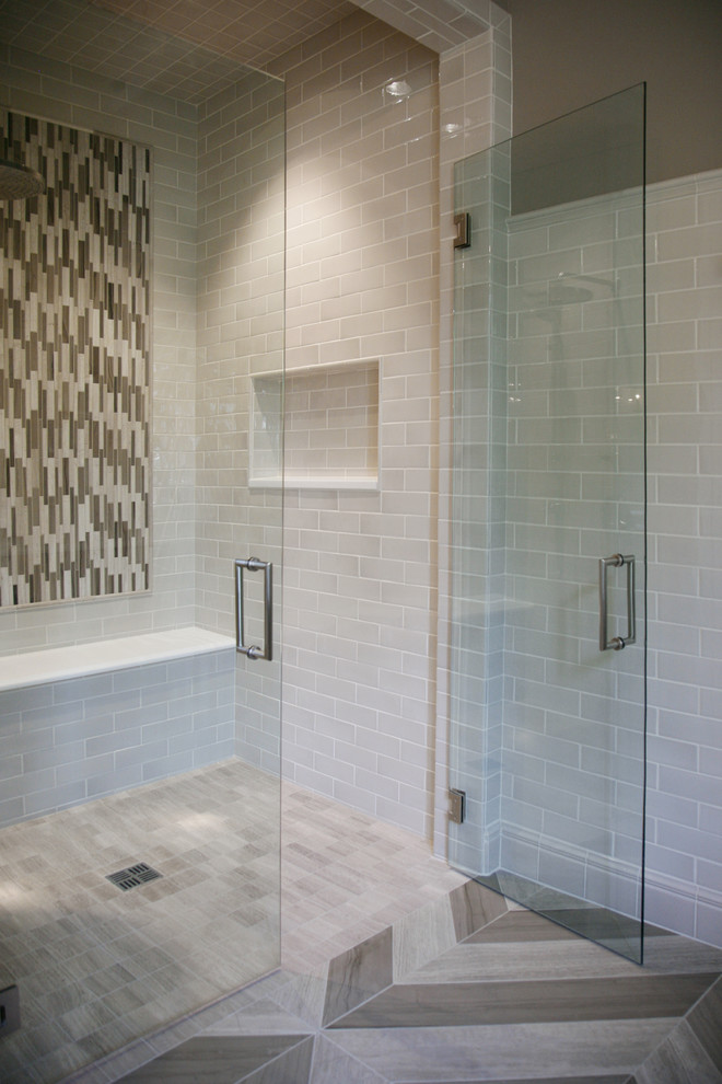 Imagen de cuarto de baño principal clásico con suelo de baldosas de cerámica