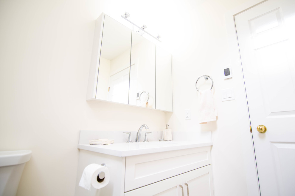 Идея дизайна: главная ванная комната среднего размера в современном стиле с фасадами в стиле шейкер, белыми фасадами, накладной ванной, душем над ванной, раздельным унитазом, белой плиткой, керамической плиткой, белыми стенами, полом из керамической плитки, врезной раковиной, столешницей из искусственного кварца, белым полом, душем с раздвижными дверями и желтой столешницей