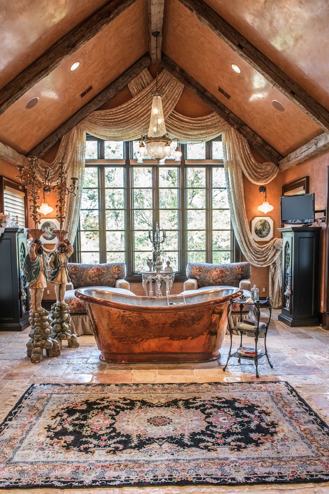 Источник вдохновения для домашнего уюта: огромная главная ванная комната в стиле шебби-шик с отдельно стоящей ванной, коричневыми стенами, полом из известняка и коричневым полом
