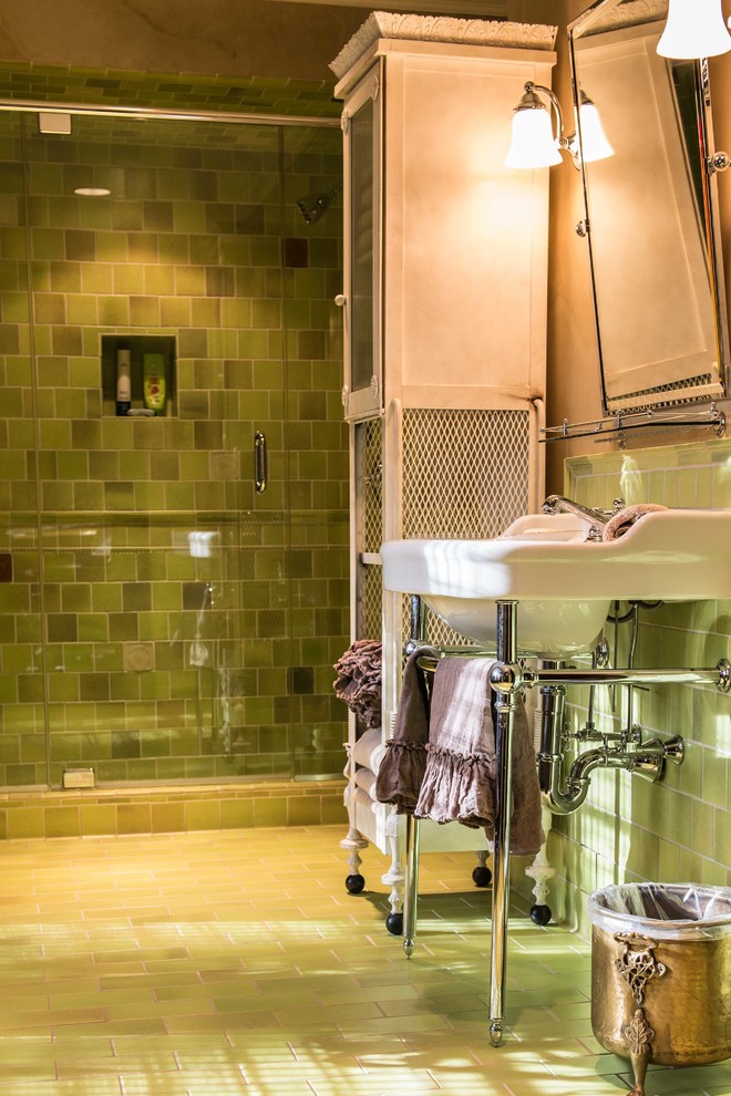 Großes Shabby-Look Duschbad mit Duschnische, grünen Fliesen, Porzellanfliesen, grüner Wandfarbe, Porzellan-Bodenfliesen, Waschtischkonsole, grünem Boden und Falttür-Duschabtrennung in St. Louis