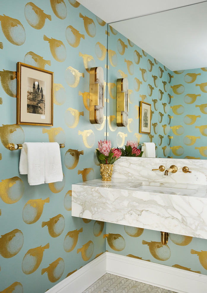 Ispirazione per una stanza da bagno contemporanea con pareti verdi, lavabo sottopiano, pavimento grigio e top beige