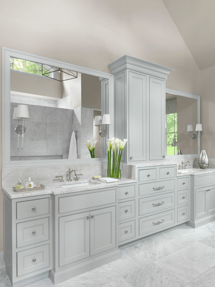 Imagen de cuarto de baño principal tradicional renovado con armarios tipo mueble y puertas de armario grises