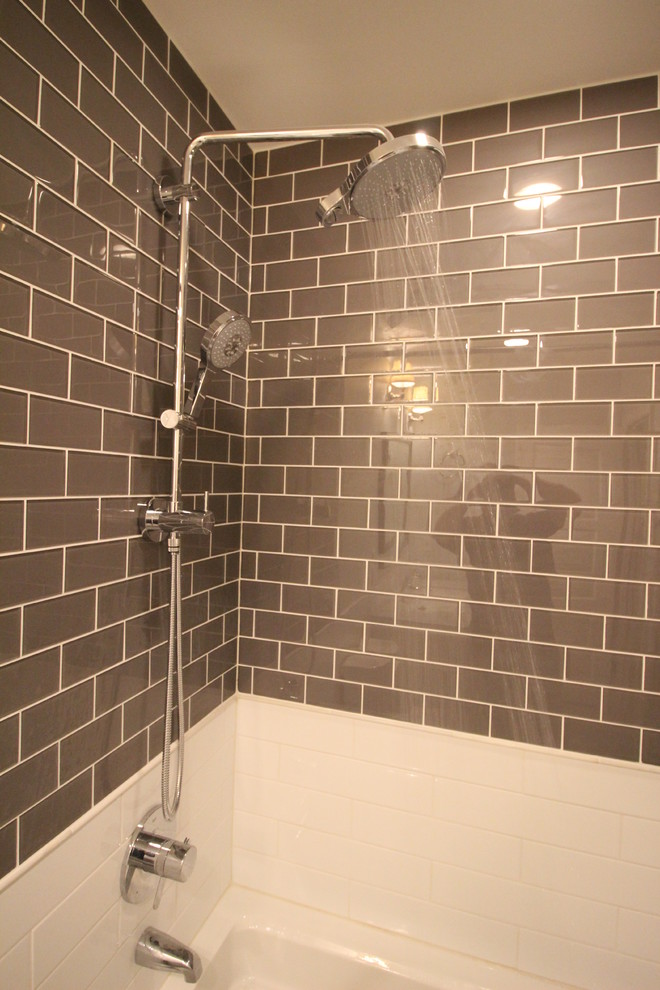 Immagine di una stanza da bagno chic di medie dimensioni con lavabo rettangolare, ante bianche, top in marmo, vasca/doccia, pavimento con piastrelle in ceramica e piastrelle multicolore