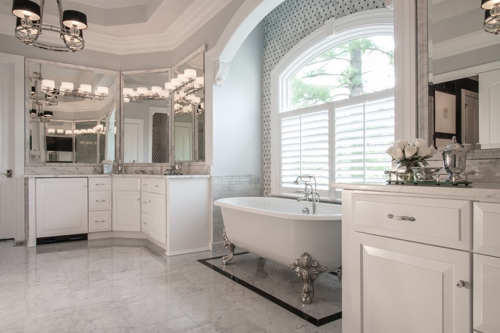 Стильный дизайн: большая главная ванная комната в классическом стиле с фасадами с выступающей филенкой, белыми фасадами, унитазом-моноблоком, серой плиткой, белой плиткой, плиткой из листового камня, серыми стенами, полом из керамогранита, накладной раковиной, ванной на ножках, душем без бортиков и мраморной столешницей - последний тренд