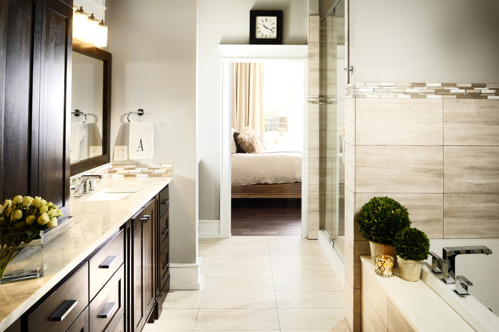 Exempel på ett mellanstort klassiskt en-suite badrum, med ett undermonterad handfat, skåp i shakerstil, skåp i mörkt trä, granitbänkskiva, ett platsbyggt badkar, en dusch i en alkov, beige kakel, porslinskakel, grå väggar och klinkergolv i porslin