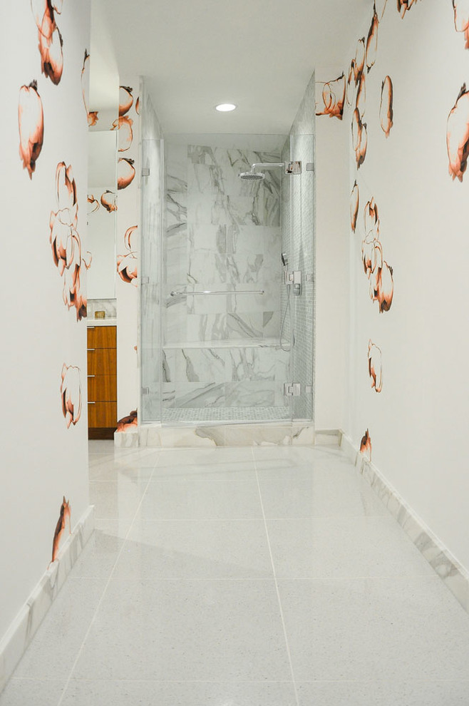 Inredning av ett modernt stort en-suite badrum, med släta luckor, skåp i mellenmörkt trä, en dusch i en alkov, en toalettstol med hel cisternkåpa, vit kakel, mosaik, flerfärgade väggar, mosaikgolv, ett undermonterad handfat och bänkskiva i kalksten